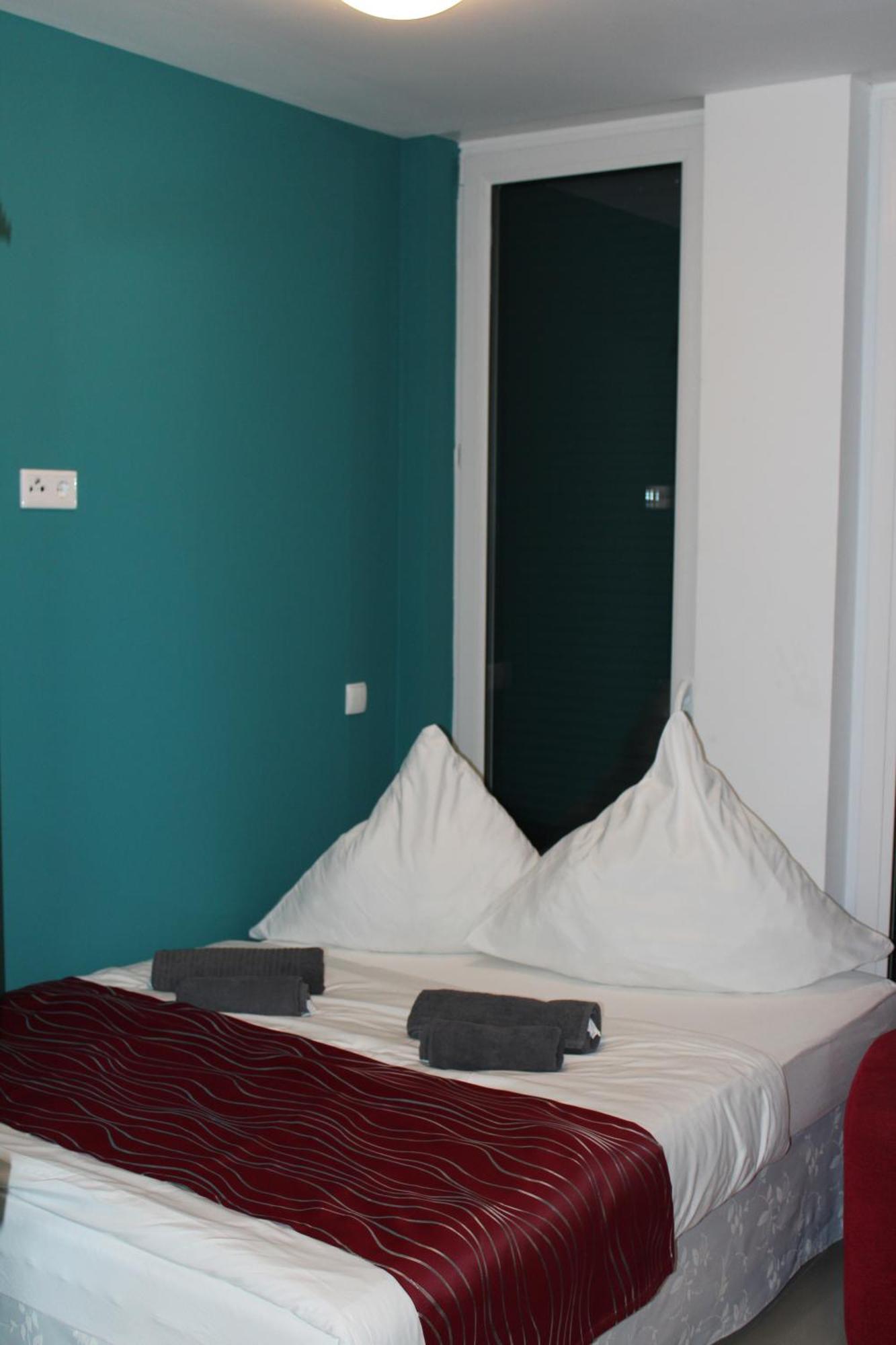 Momomotel - Self Check-In Hotel Am Stadion Кьолн Екстериор снимка