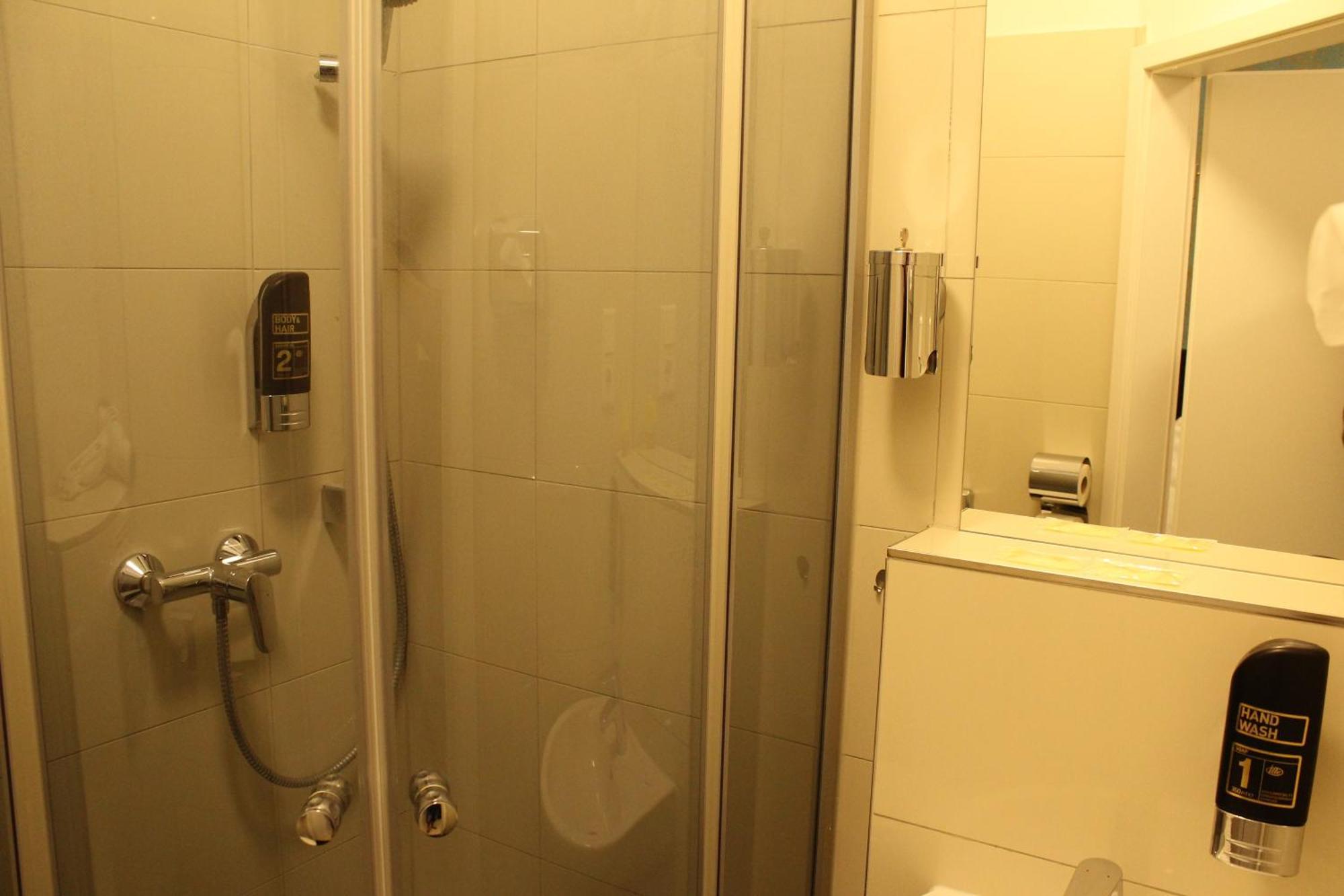 Momomotel - Self Check-In Hotel Am Stadion Кьолн Екстериор снимка